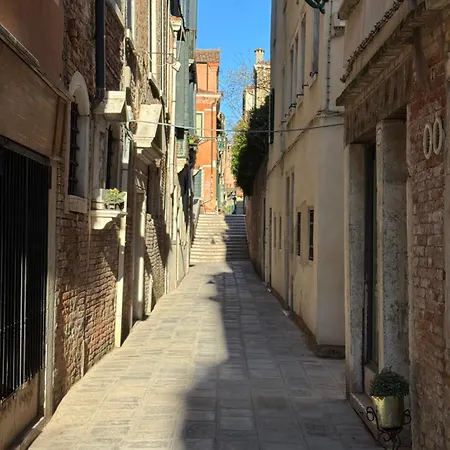 Sun Moon Harrysclass Hostel Wenecja