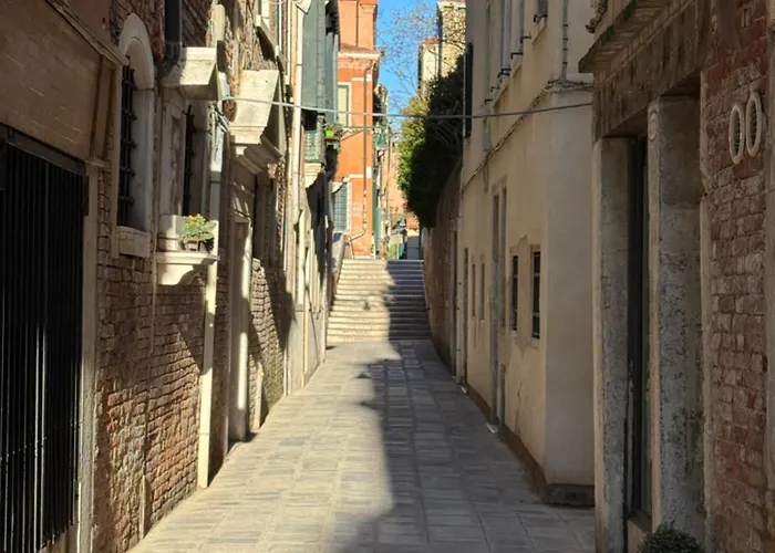 Sun Moon Harrysclass Albergue Veneza